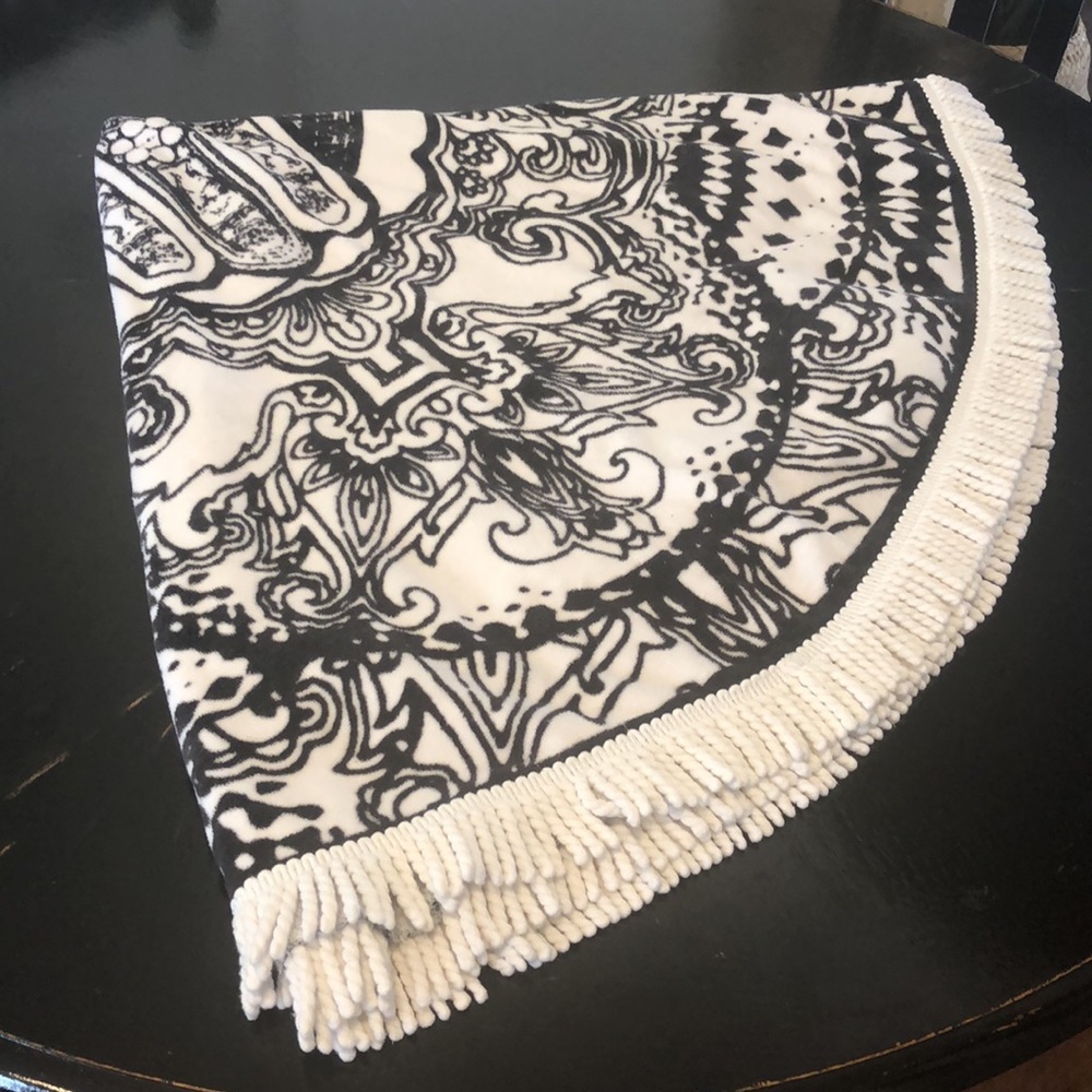 Boho Style Black and White Round Picnic Beach Towel Blanket